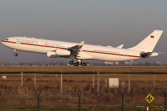 Airbus A340-313X